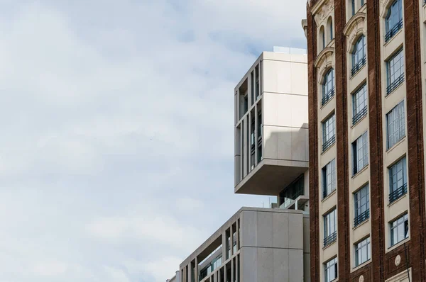 Nízký úhel pohledu moderních i starých budov v Gran Via ulici v — Stock fotografie