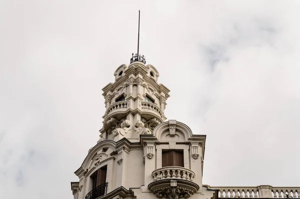 Vista en ángulo bajo de los edificios de la calle Gran Vía en Madrid — Foto de Stock