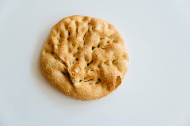 Somun ekmek beyaz masada yemek portre. Üstten görünüm