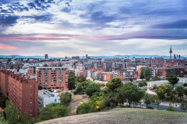 Madrid şehir manzarası Mor bulutlarla gün batımında