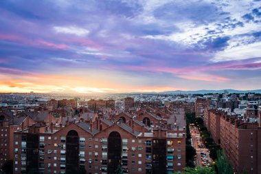 Madrid şehir manzarası Mor bulutlarla gün batımında
