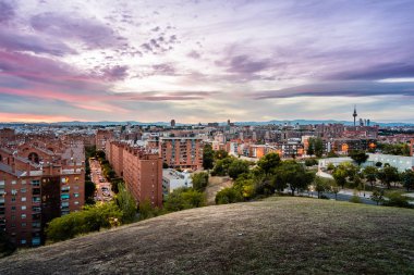 Madrid şehir manzarası Mor bulutlarla gün batımında