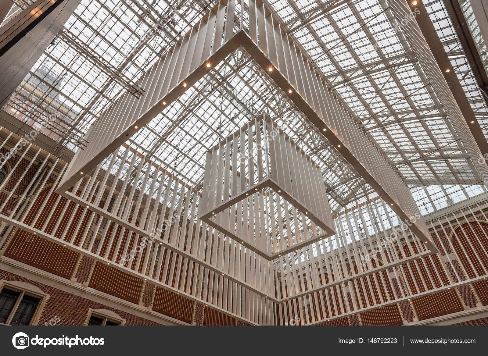 https://st3.depositphotos.com/4118055/14879/i/1600/depositphotos_148792223-stockafbeelding-interieur-van-het-rijksmuseum-in.jpg