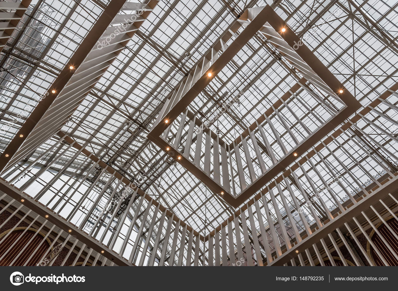 https://st3.depositphotos.com/4118055/14879/i/1600/depositphotos_148792235-stockafbeelding-interieur-van-het-rijksmuseum-in.jpg