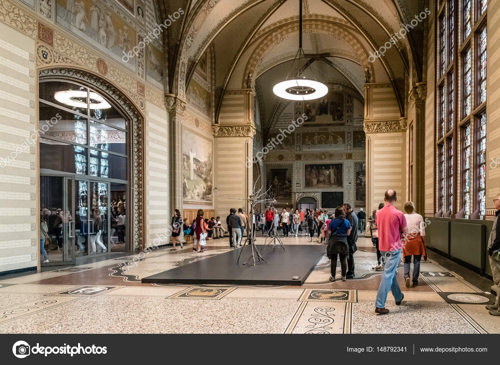 https://st3.depositphotos.com/4118055/14879/i/1600/depositphotos_148792341-stockafbeelding-interieur-van-het-rijksmuseum-in.jpg