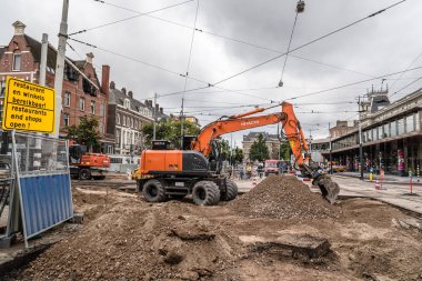 Beko makine tramvay tamir Amsterdam bulutlu ve yağmurlu bir gün sokaklarında izler