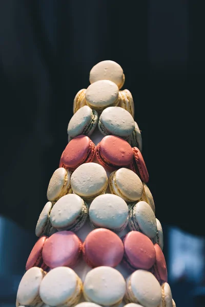 Bunte Macarons auf pyramidenförmigem Ständer — Stockfoto