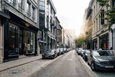 Ticari Caddesi'nde günbatımı güneş ışığı backgrou tarih ile Antwerp