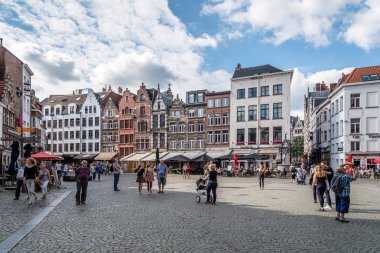 Antwerp katedral önünde kare