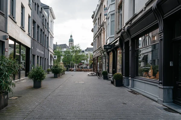 Rua comercial em Antuérpia ao pôr do sol sem pessoas — Fotografia de Stock