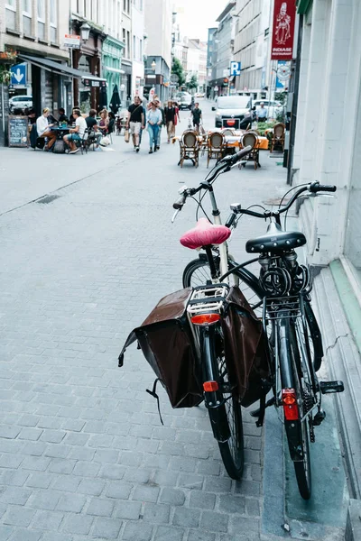 Zaparkowane rowery w Grote Markt w Antwerpii — Zdjęcie stockowe
