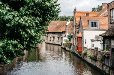 Bruges ortaçağ şehir kanalda Cityscape