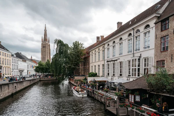 Cityscape do Canal na cidade medieval de Bruges — Fotografia de Stock