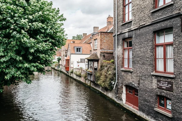 Cityscape do Canal na cidade medieval de Bruges — Fotografia de Stock