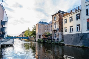 Mechelen Cityscape yol açın kanal üzerinden