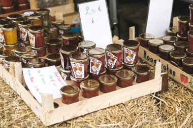 Mechelen sokak gıda pazarında ev yapımı reçel kavanoz