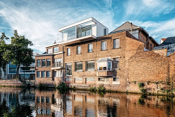 Paysage urbain de Malines depuis la passerelle du canal — Photo