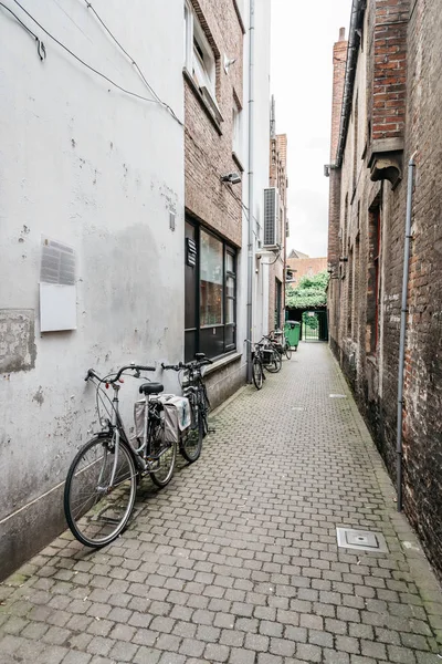 Leere straße in der stadt brugge. — Stockfoto