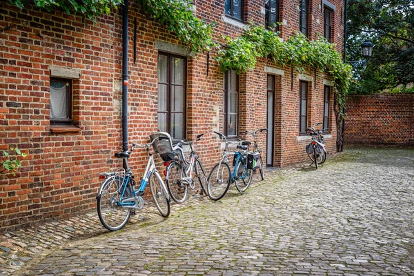 Vélos garés dans une maison — Photo