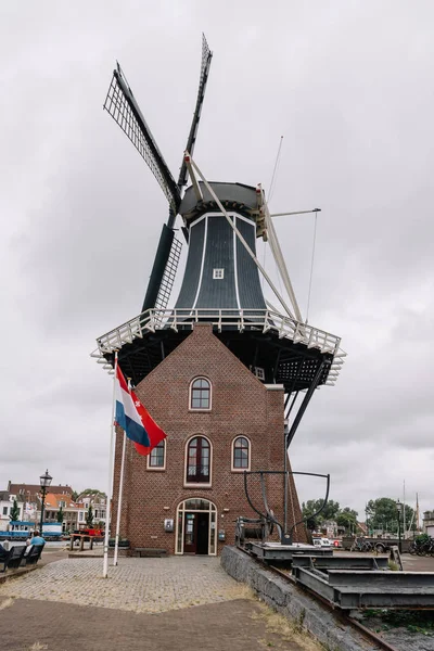 Paisagem pitoresca com moinho de vento em Haarlem — Fotografia de Stock