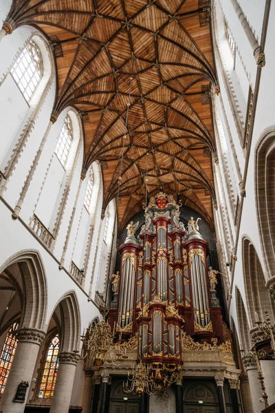 Vista ad angolo basso dell'interno della Cattedrale di Haarlem — Foto Stock