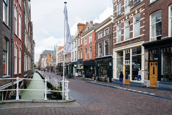 Pittoresk steegje in de Nederlandse stad Delft — Stockfoto