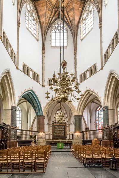 Alacsony szög, kilátás a belső tér a székesegyház Haarlem — Stock Fotó