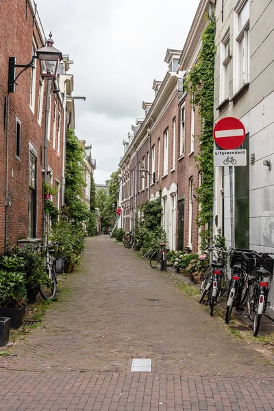 Pittoresk stadsgezicht van Haarlem in de buurt van de kathedraal, met bicycl — Stockfoto