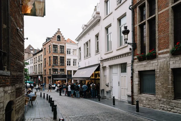 Calle comercial con restaurantes en Bruselas —  Fotos de Stock