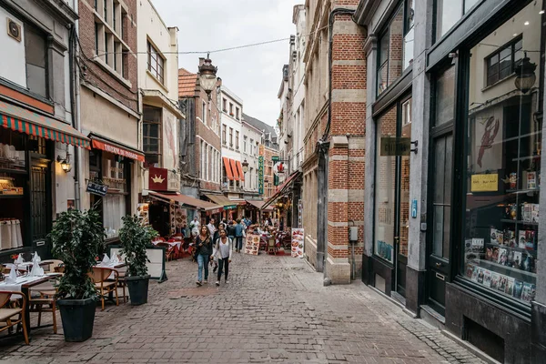 Calle comercial con restaurantes en Bruselas —  Fotos de Stock