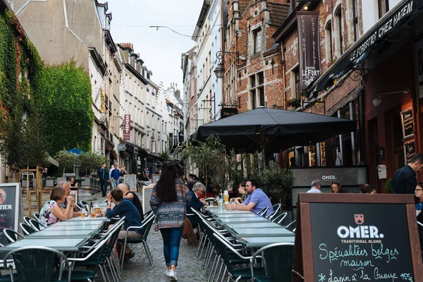 Calle comercial con restaurantes en Bruselas —  Fotos de Stock