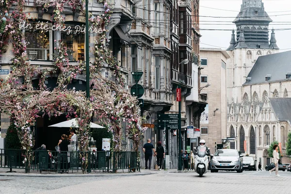 Kommersiella gata med restauranger i Bryssel — Stockfoto