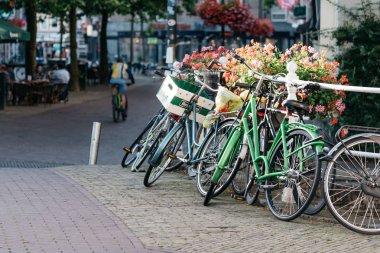Dut pitoresk bir sokakta köprüde Bisiklet park