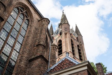 Delft eski kilise. Kule saatinin düşük açılı görünüş