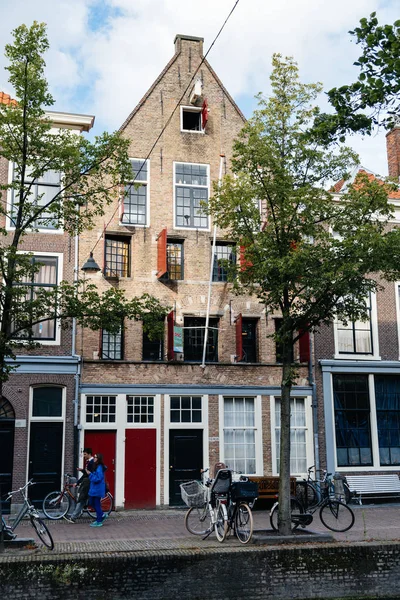 Rue pittoresque dans la ville hollandaise de Delft — Photo