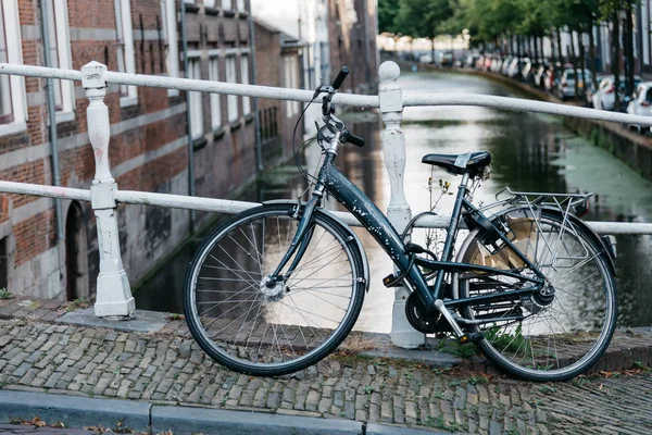 Fiets geparkeerd op de brug in een pittoreske straat in de ne — Stockfoto