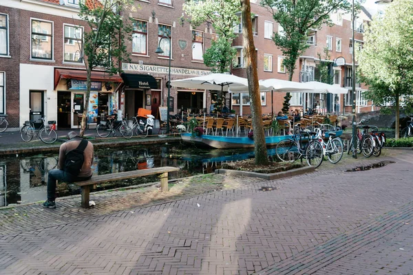 Malerische straße in der holländischen stadt delft mit fahrradpark — Stockfoto