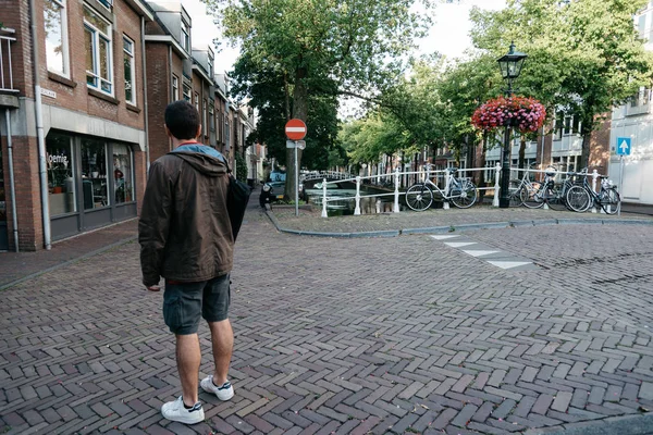 Tourist in malerischer Straße in der holländischen Stadt Delft — Stockfoto