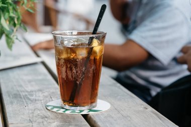 Bardak kola bir barda ahşap tablo yenileme
