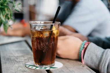 Bardak kola bir barda ahşap tablo yenileme