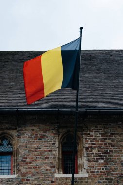 Belçika bayrağı bir kilise duvar