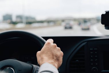 Adam arabasını otoyolda sürüş