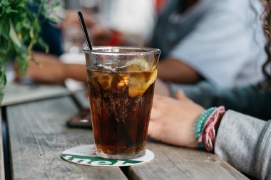 Bardak kola bir barda ahşap tablo yenileme