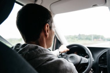 Adam arabasını otoyolda sürüş