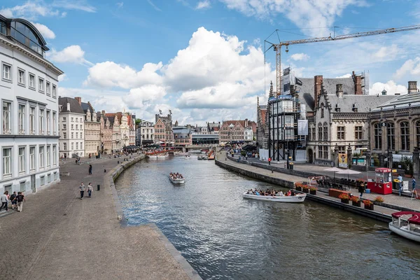 Embankment Graslei no centro histórico de Ghent com fotos — Fotografia de Stock