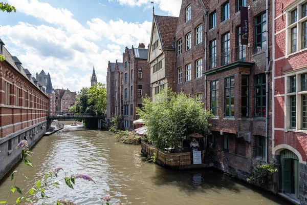 Canal no centro histórico de Ghent com pitoresca construção antiga — Fotografia de Stock