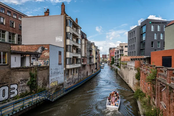 Stadsbilden i Gent med nya byggnader längs kanalen. — Stockfoto