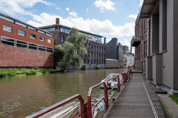 Kanalen i det historiska centrum av Gent med pittoreska gamla bygga — Stockfoto