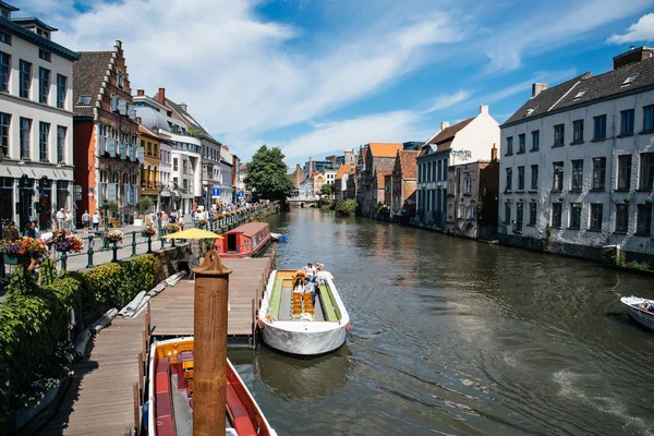 Canal in het historische centrum van Gent met pittoreske oude bouwstijl — Stockfoto