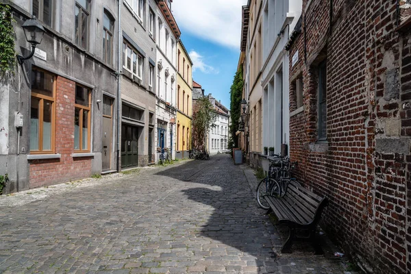 Leere Straße im historischen Stadtzentrum von Gent — Stockfoto